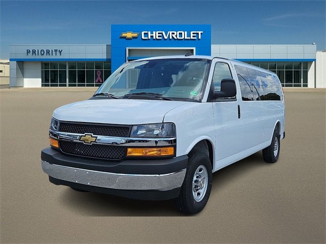 2025 Chevrolet Express Passenger 3500 1LT
