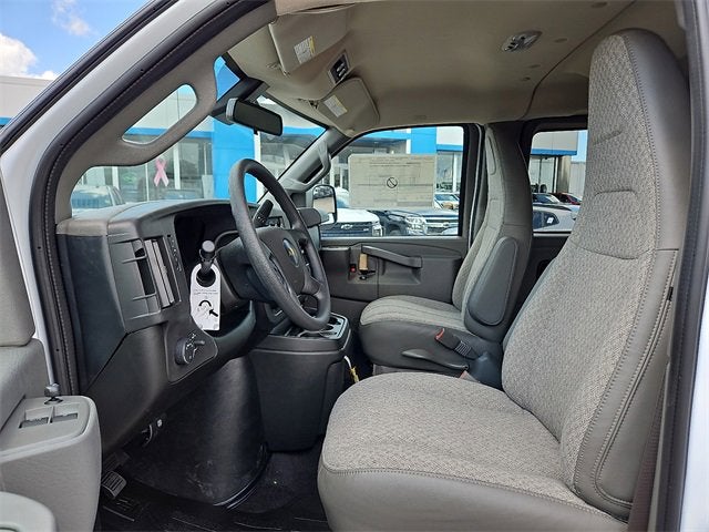 2025 Chevrolet Express Passenger 3500 1LT