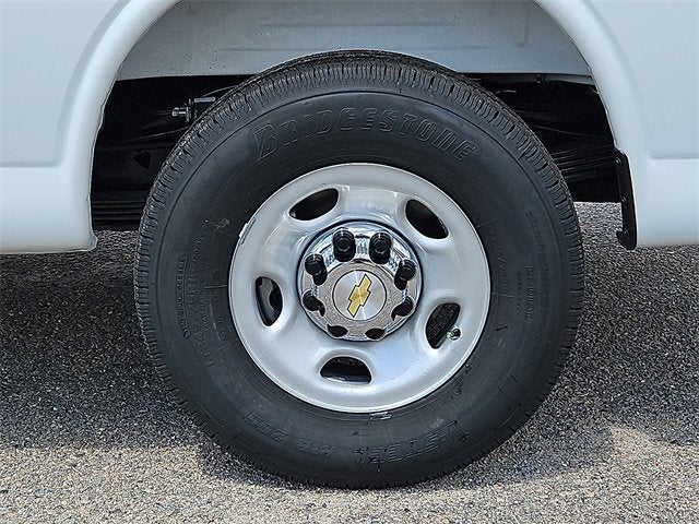 2025 Chevrolet Express Passenger 3500 1LT