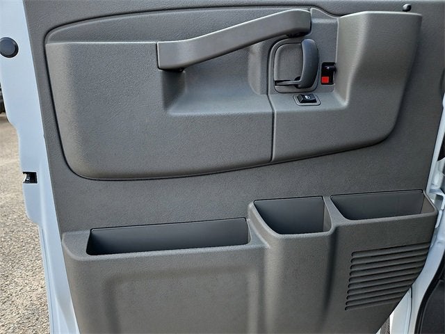 2025 Chevrolet Express Passenger 3500 1LT