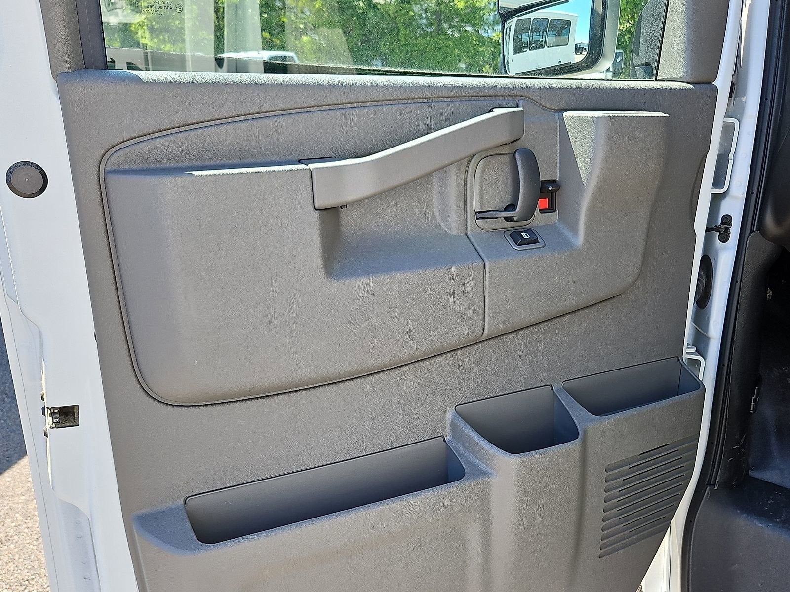 2024 Chevrolet Express Cutaway 3500 1WT