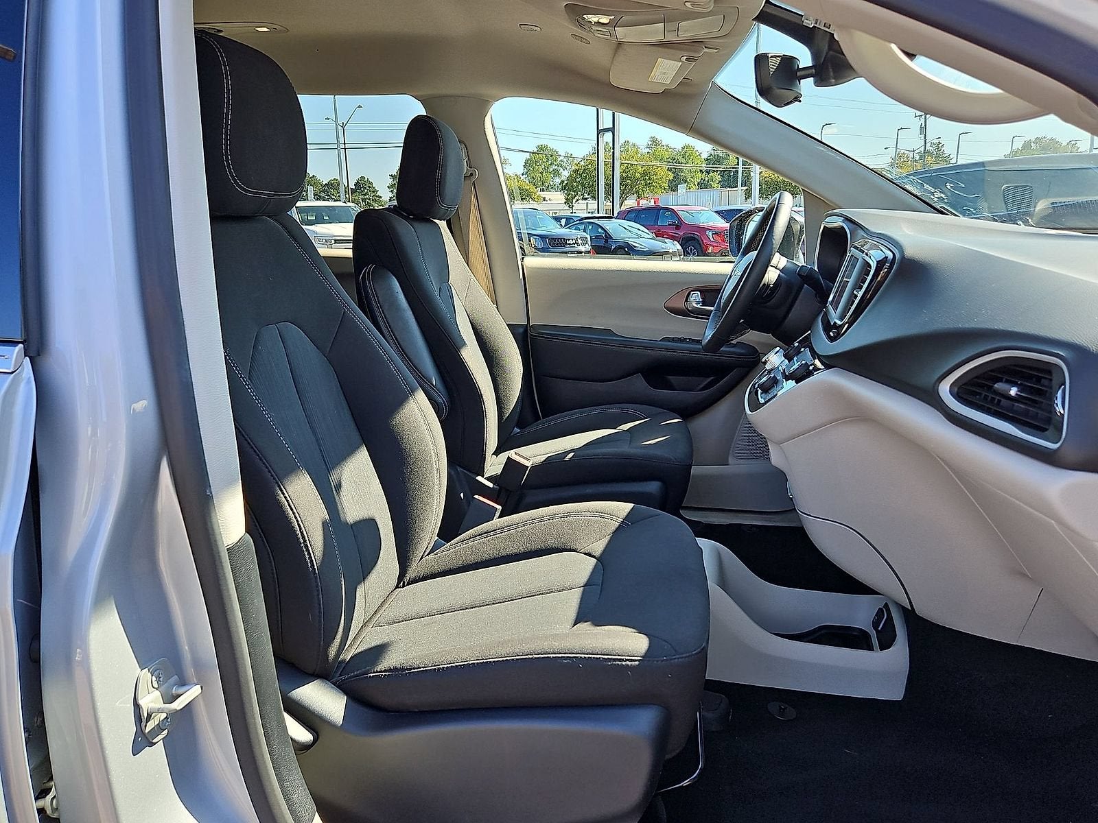 2024 Chrysler Voyager LX